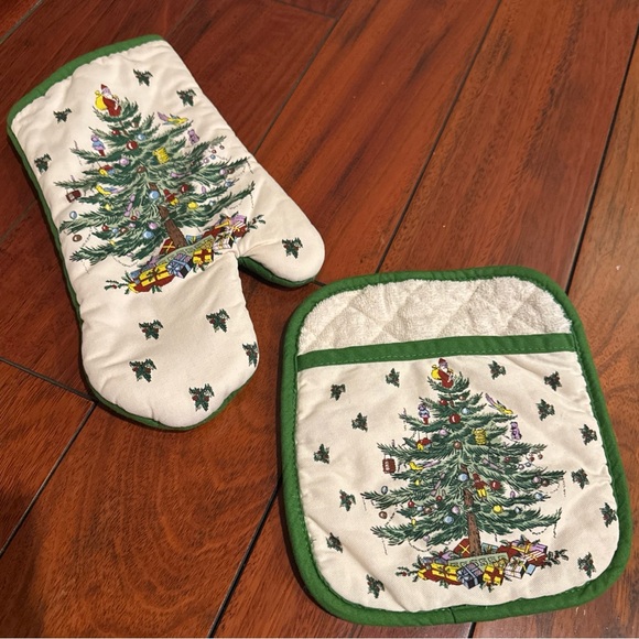 Christmas Tree Oven Mitt and Pot Holder Set - Picture 1 of 8